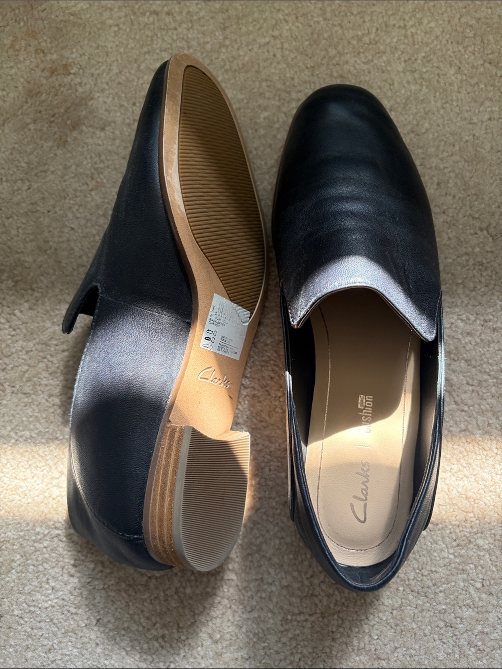 Clarks Women’s Black Leather Slip-On Shoes, Size 7.5, Like New 🌟